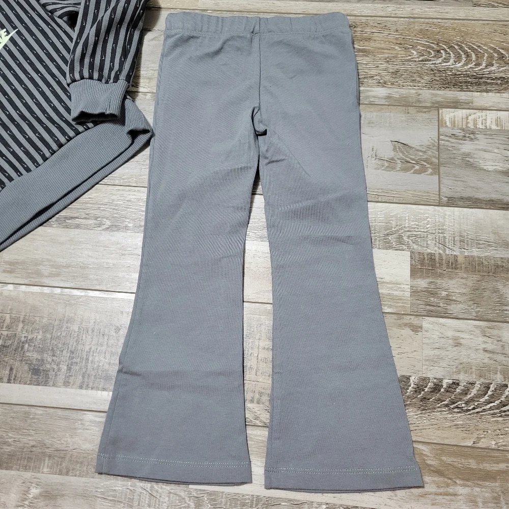 New Nike Kids Femme Pop Fleece Top And Flare Leggings Set Size 4 XS